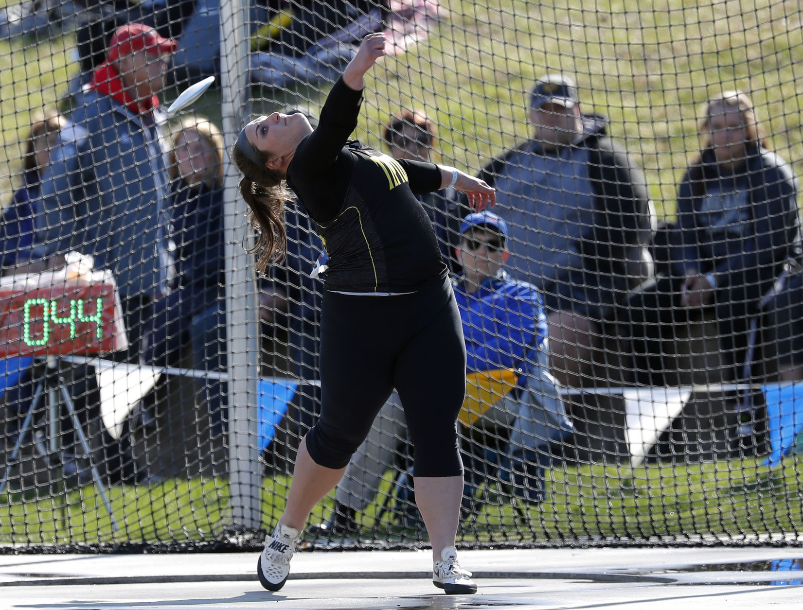 042518mp-DrakeRelays-girls-discus-1